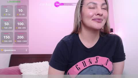 Snapshot of danika_bellaa chatting on 09.17.25 K A R O L online show from 09.17.25