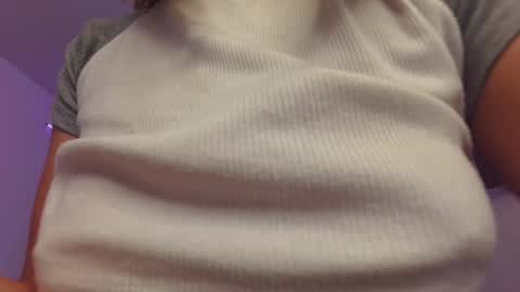 Snapshot of danmsel chatting on 12.17.24 Pau online show from 12.17.24