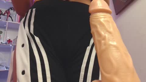 Snapshot of danmsel chatting on 01.10.25 Pau online show from 01.10.25