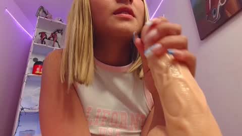 Snapshot of danmsel chatting on 01.18.25 Pau online show from 01.18.25