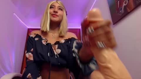 Snapshot of danmsel chatting on 02.19.25 Pau online show from 02.19.25