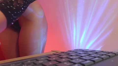 Snapshot of danmsel chatting on 10.07.25 Pau online show from 10.07.25