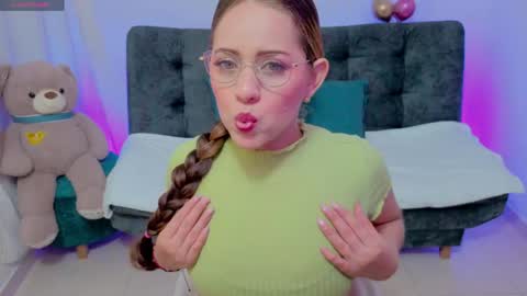 Snapshot of dannacouper_ chatting on 04.16.26 Danna online show from 04.16.26