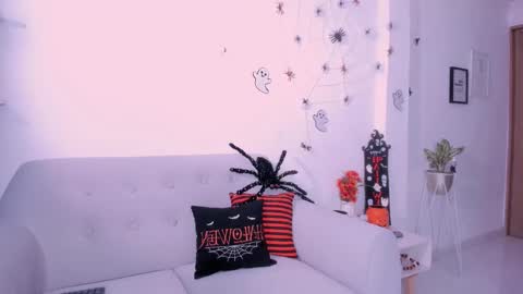 Snapshot of dannahyde chatting on 10.16.25 Insta DannaBlueX online show from 10.16.25