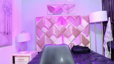 danniakross online show from 09.20.25