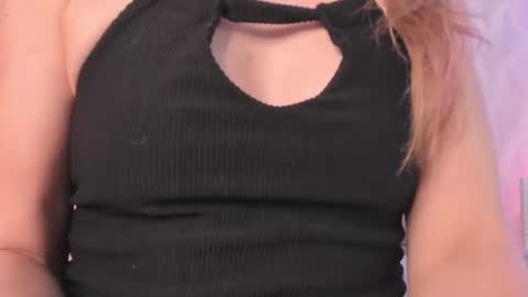 Snapshot of danyfreydell chatting on 03.10.25 online show from 03.10.25
