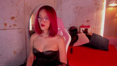 Snapshot of daphne_courtis chatting on 10.07.25 Daphne online show from 10.07.25