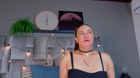 D A P H N E  online show from 03.06.26