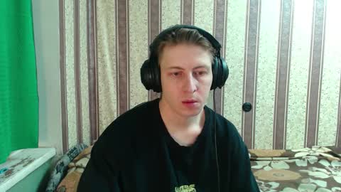 Snapshot of darienlarge chatting on 10.22.25 darienlarge online show from 10.22.25