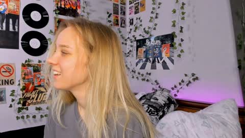 Snapshot of darleneferran chatting on 12.12.24 lina online show from 12.12.24