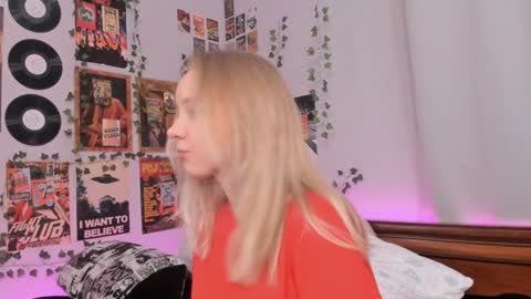 Snapshot of darleneferran chatting on 12.18.24 lina online show from 12.18.24