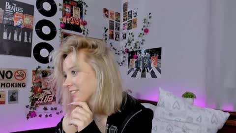 Snapshot of darleneferran chatting on 01.15.25 lina online show from 01.15.25