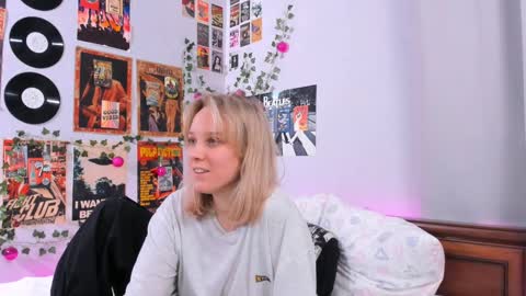 Snapshot of darleneferran chatting on 02.12.25 lina online show from 02.12.25