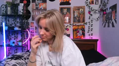 Snapshot of darleneferran chatting on 03.04.25 lina online show from 03.04.25