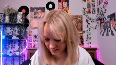 Snapshot of darleneferran chatting on 03.10.25 lina online show from 03.10.25