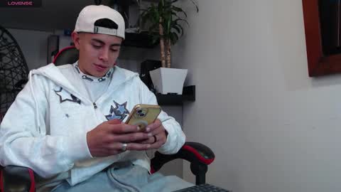 Snapshot of david_savage_ chatting on 10.20.25 david online show from 10.20.25