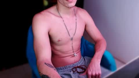 Snapshot of davidsalazar33 chatting on 11.02.25 davidsalazar33 online show from 11.02.25