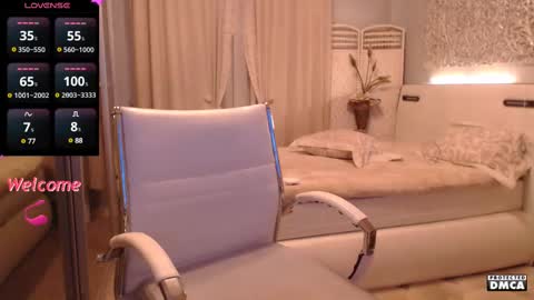 Snapshot of dealux_ chatting on 02.22.25 DeaLux online show from 02.22.25