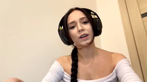Mia online show from 09.21.25