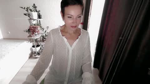 Snapshot of dear_mia_ chatting on 10.17.25 Mia online show from 10.17.25