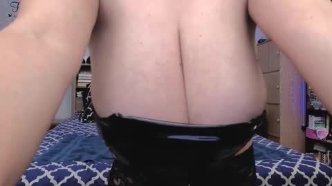 Snapshot of dear_rayna chatting on 11.26.25 Rayna online show from 11.26.25