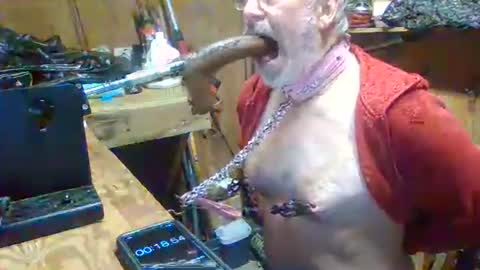 Snapshot of deepthroat227 chatting on 11.28.25 Deepthroat My Big Dildos online show from 11.28.25