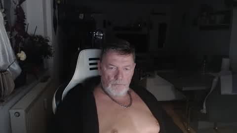 Snapshot of deinprinz2312 chatting on 10.11.25 deinprinz2312 online show from 10.11.25