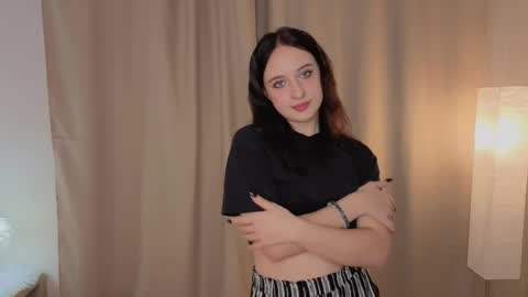 Snapshot of delphacollier chatting on 11.04.25 Emilia online show from 11.04.25