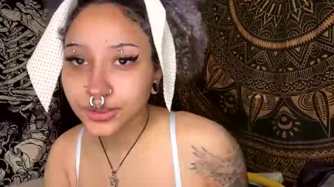 Snapshot of deluxxxeblu chatting on 01.05.25 TankinBody online show from 01.05.25