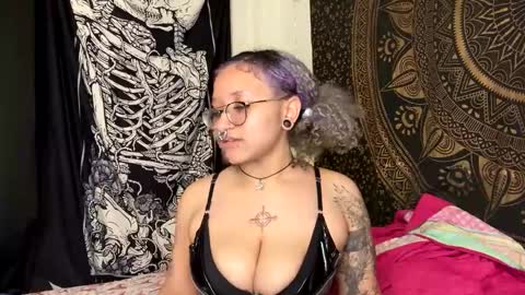 Snapshot of deluxxxeblu chatting on 01.23.25 TankinBody online show from 01.23.25