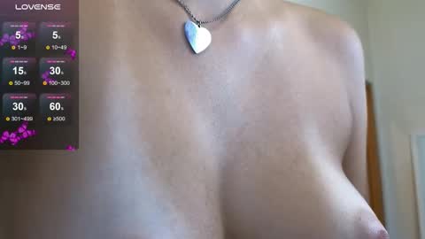 Snapshot of demi_loran chatting on 10.01.25 DEMI online show from 10.01.25