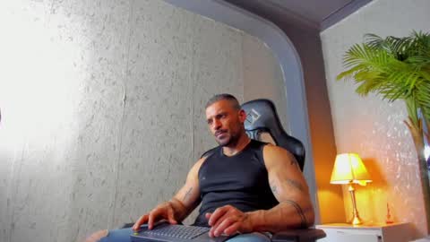 Snapshot of dennis_cox_ chatting on 02.01.25 dennis_cox_ online show from 02.01.25