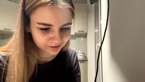 Snapshot of denniskibler chatting on 09.27.25 Denni online show from 09.27.25