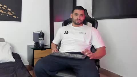 Snapshot of dereck_vega chatting on 12.07.24 Dereck Vega online show from 12.07.24