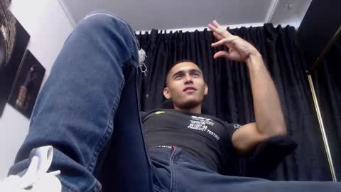 Snapshot of derek_storm_ chatting on 10.04.25 D E R E K online show from 10.04.25