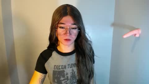 Snapshot of desirable_lorinexx chatting on 12.18.24 LORINE online show from 12.18.24