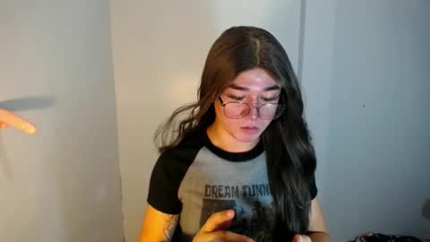 Snapshot of desirable_lorinexx chatting on 01.11.25 LORINE online show from 01.11.25