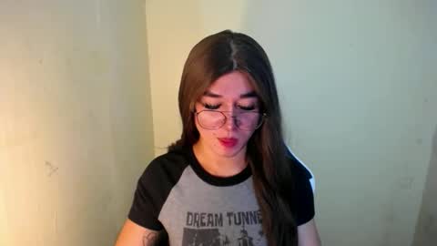 Snapshot of desirable_lorinexx chatting on 02.05.25 LORINE online show from 02.05.25