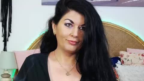 Snapshot of desirehellen chatting on 01.14.25 HellenMoon online show from 01.14.25