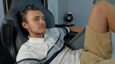 Snapshot of desmond_clark chatting on 02.06.25 desmond_clark online show from 02.06.25