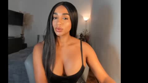 Snapshot of destinnemil chatting on 01.12.25 Destinne Mill online show from 01.12.25