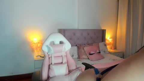 Snapshot of destinysweet21 chatting on 10.10.25 destinysweet21 online show from 10.10.25