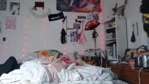 Snapshot of devilg1rl chatting on 12.08.24 poutyangel online show from 12.08.24