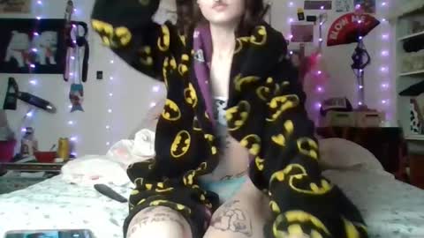 Snapshot of devilg1rl chatting on 01.05.25 poutyangel online show from 01.05.25