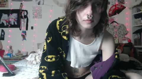 Snapshot of devilg1rl chatting on 02.10.25 poutyangel online show from 02.10.25