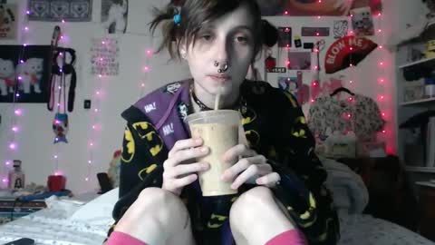 Snapshot of devilg1rl chatting on 02.23.25 poutyangel online show from 02.23.25