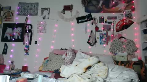 Snapshot of devilg1rl chatting on 02.23.25 poutyangel online show from 02.23.25