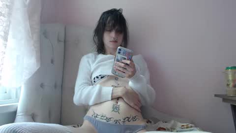 Snapshot of devilg1rl chatting on 09.25.25 poutyangel online show from 09.25.25