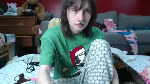 Snapshot of devilg1rl chatting on 09.28.25 poutyangel online show from 09.28.25