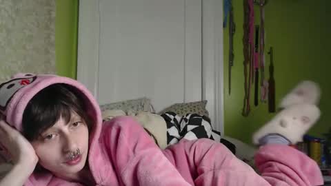 Snapshot of devilg1rl chatting on 11.07.25 poutyangel online show from 11.07.25